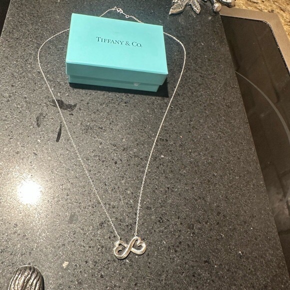 Tiffany & Co. sterling Silver infinity Heart Necklace. - Picture 4 of 7